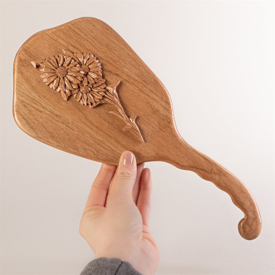 Miroir coiffeuse en noyer cendré sculpté, modèle marguerite Miroir coiffeuse en noyer cendré sculpté, modèle marguerite