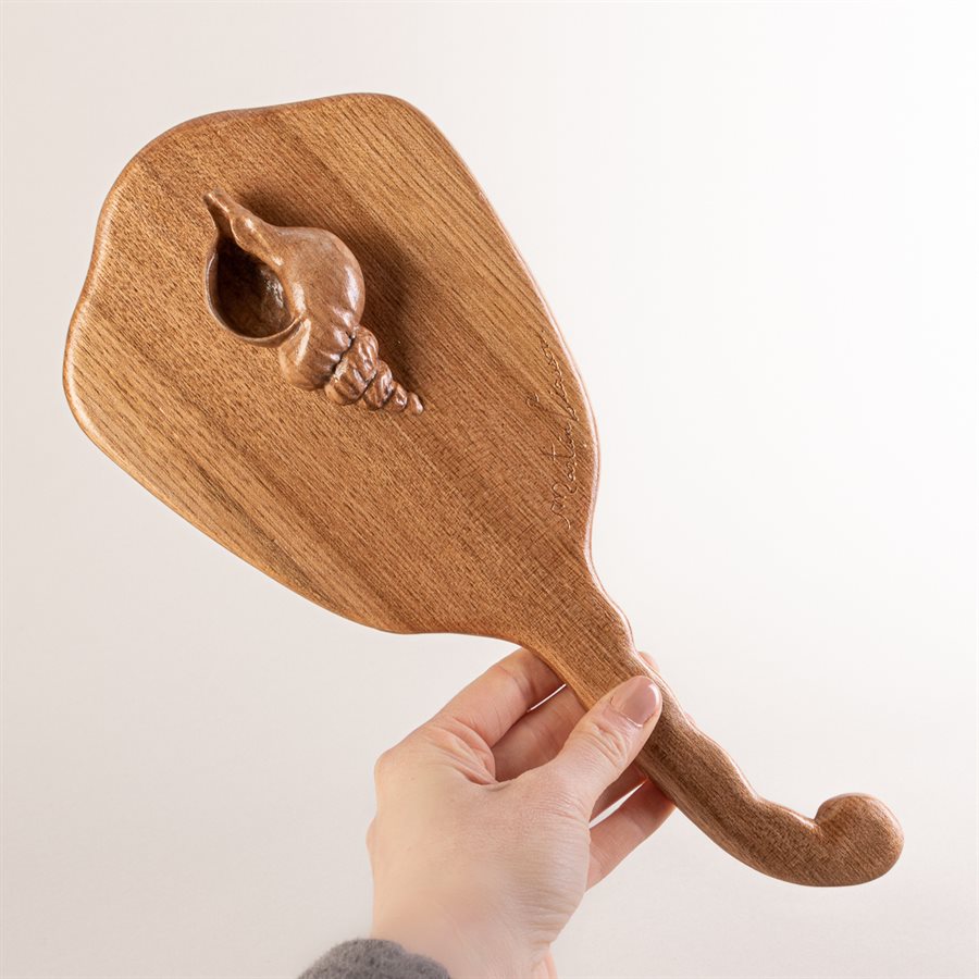Miroir coiffeuse en noyer cendré sculpté, modèle coquillage Miroir coiffeuse en noyer cendré sculpté, modèle coquillage