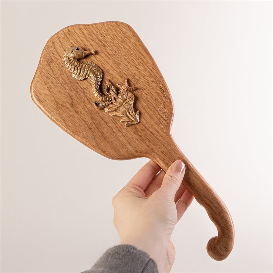 Miroir coiffeuse en noyer cendré sculpté, modèle hippocampe Miroir coiffeuse en noyer cendré sculpté, modèle hippocampe