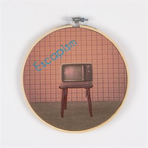 Grande broderie murale sur textile imprimé - Escapism télévision