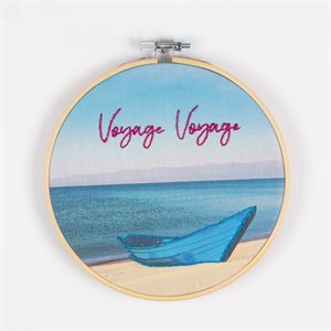 Grande broderie murale sur textile imprimé - Voyage