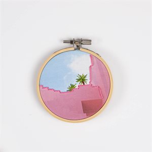 Petite broderie murale sur textile imprimé - Ville