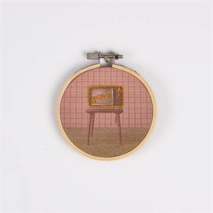 Petite broderie murale sur textile imprimé - Télévision