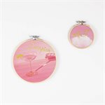 Petite broderie murale sur textile imprimé