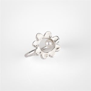 Lustrous Scalloped ring with pearl - Size 9