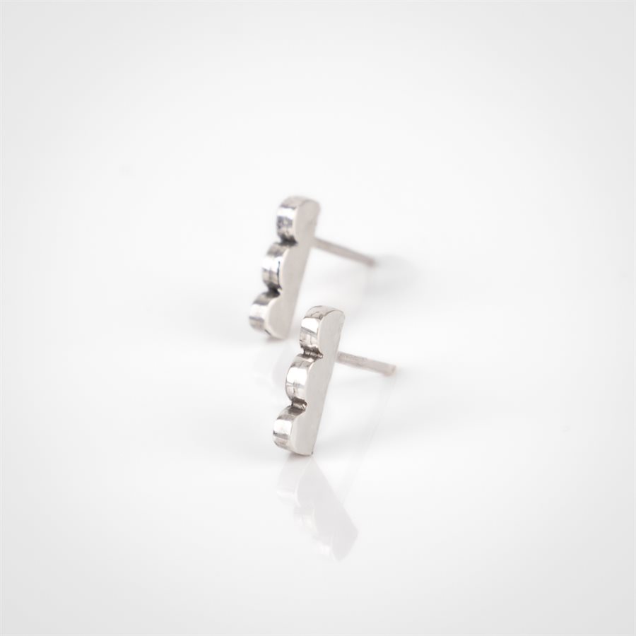 Boucle d'oreille 3 festons mini sur clou d'oreille - Lustré Boucle d'oreille 3 festons mini sur clou d'oreille - Lustré