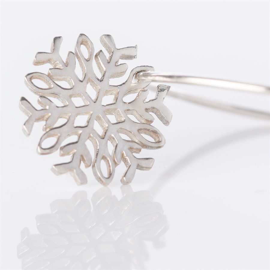 Boucle d'oreilles flocon en argent, modèle demi-créole Boucle d'oreilles flocon en argent, modèle demi-créole