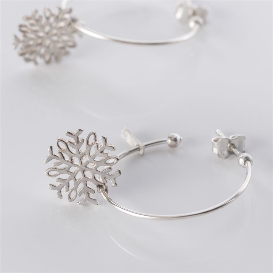 Boucle d'oreilles flocon en argent, modèle demi-créole Boucle d'oreilles flocon en argent, modèle demi-créole