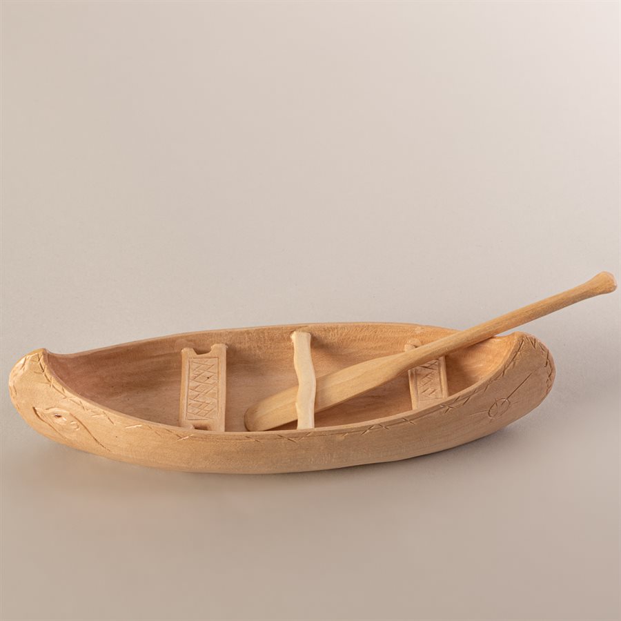 Canot miniature en bois sculpté, modèle loutre Canot miniature en bois sculpté, modèle loutre