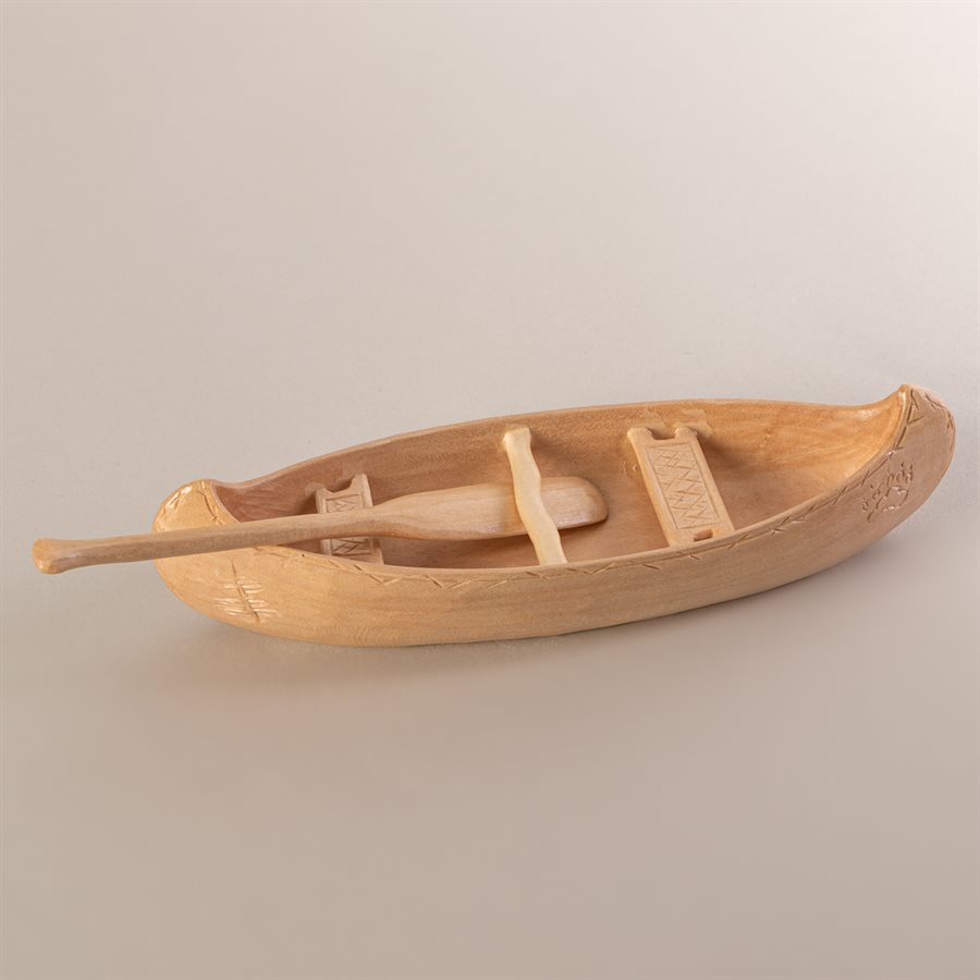 Canot miniature en bois sculpté, modèle loutre Canot miniature en bois sculpté, modèle loutre