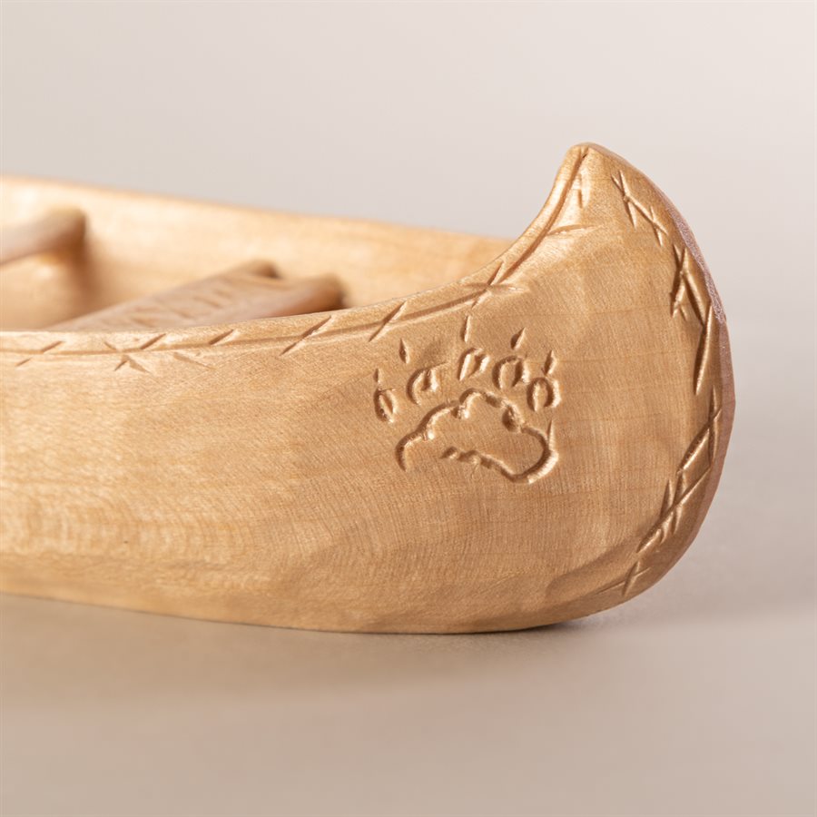 Canot miniature en bois sculpté, modèle loutre Canot miniature en bois sculpté, modèle loutre