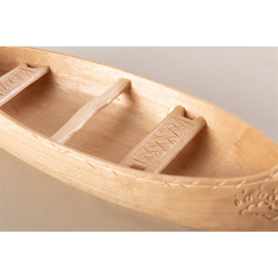 Canot miniature en bois sculpté, modèle loutre Canot miniature en bois sculpté, modèle loutre