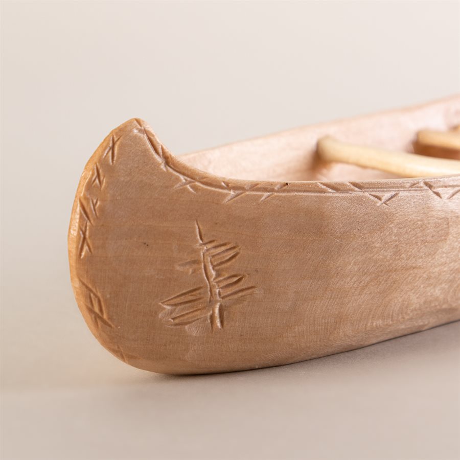 Canot miniature en bois sculpté, modèle loutre Canot miniature en bois sculpté, modèle loutre