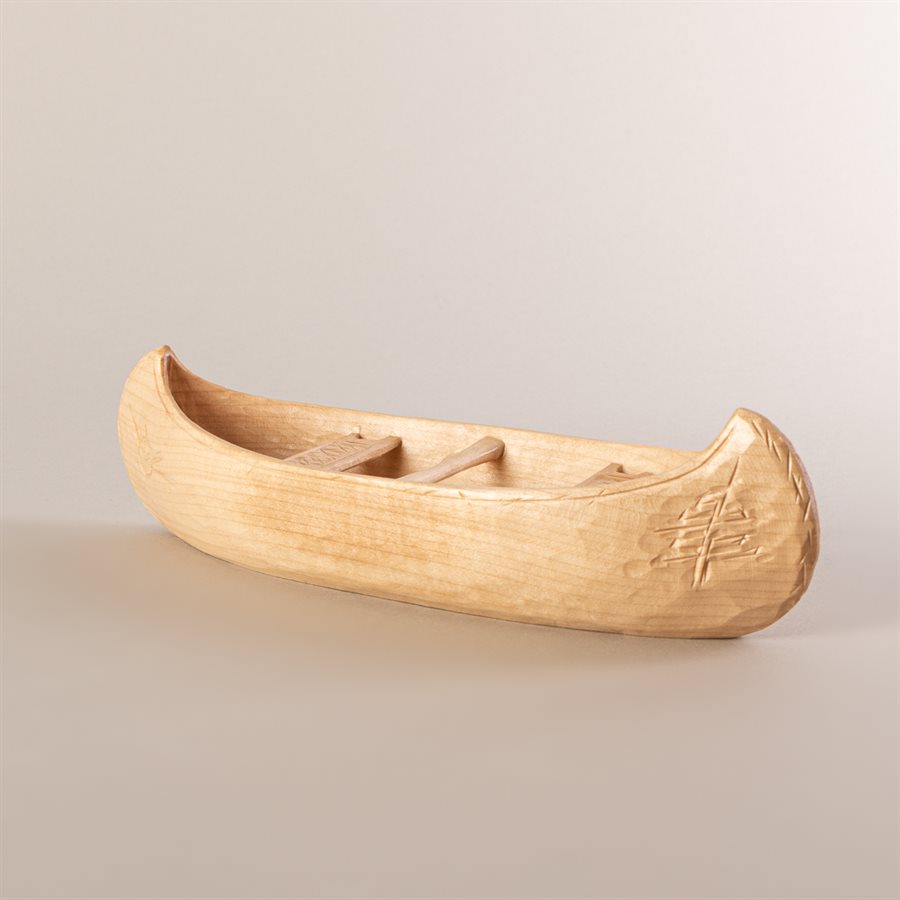 Canot miniature en bois sculpté, modèle loup Canot miniature en bois sculpté, modèle loup