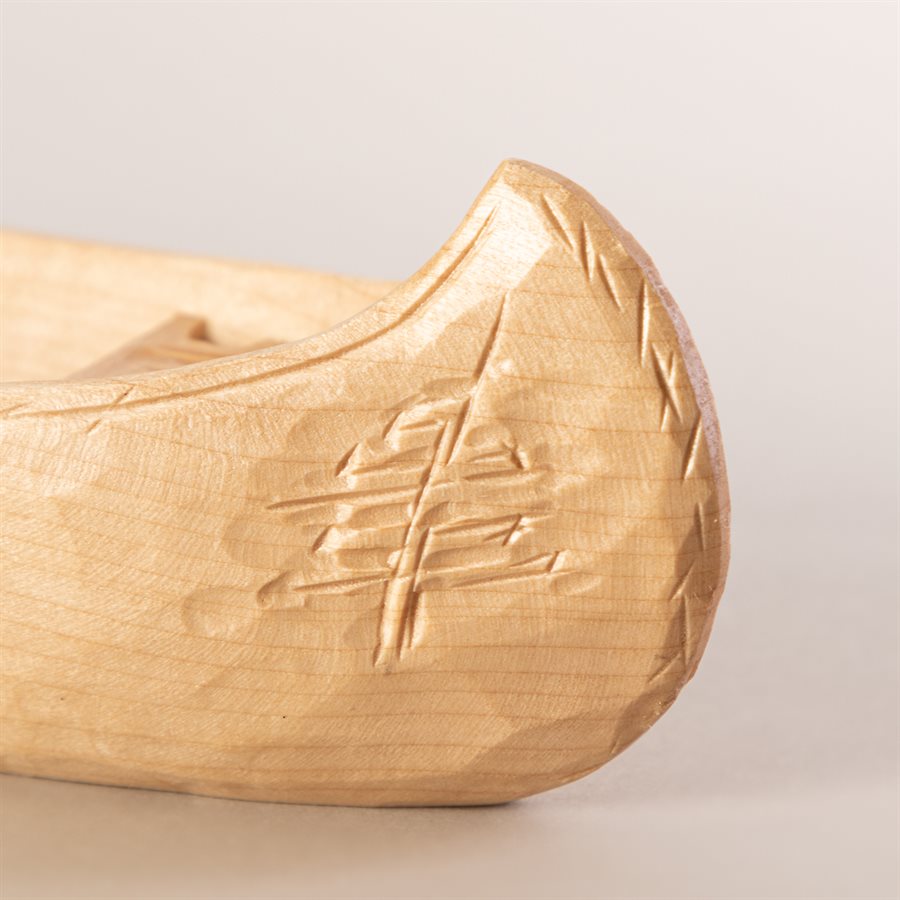 Canot miniature en bois sculpté, modèle loup Canot miniature en bois sculpté, modèle loup