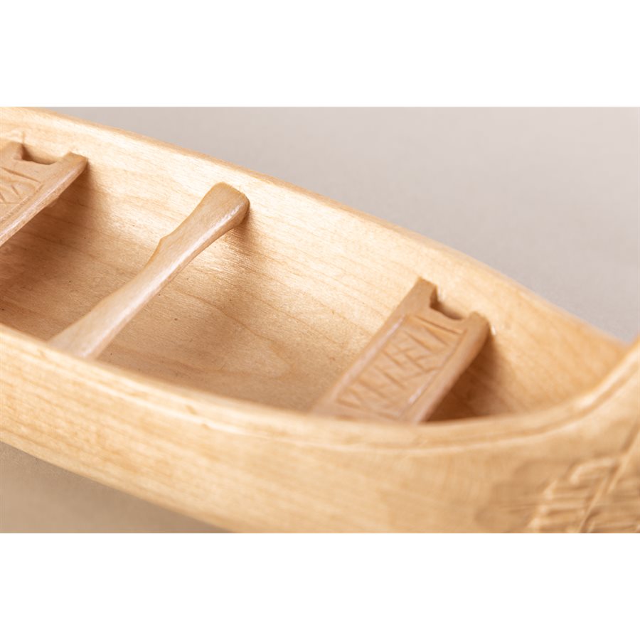 Canot miniature en bois sculpté, modèle loup Canot miniature en bois sculpté, modèle loup