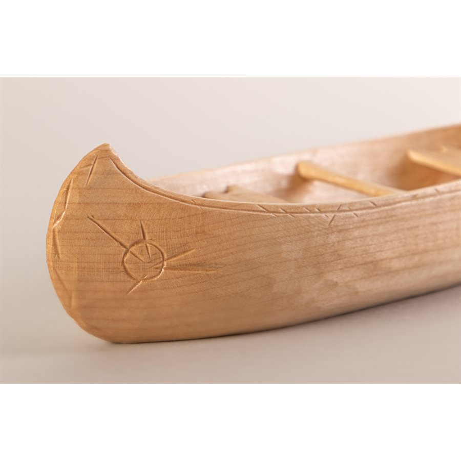 Canot miniature en bois sculpté, modèle loup Canot miniature en bois sculpté, modèle loup