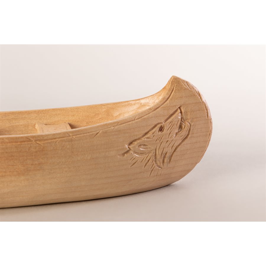 Canot miniature en bois sculpté, modèle loup Canot miniature en bois sculpté, modèle loup