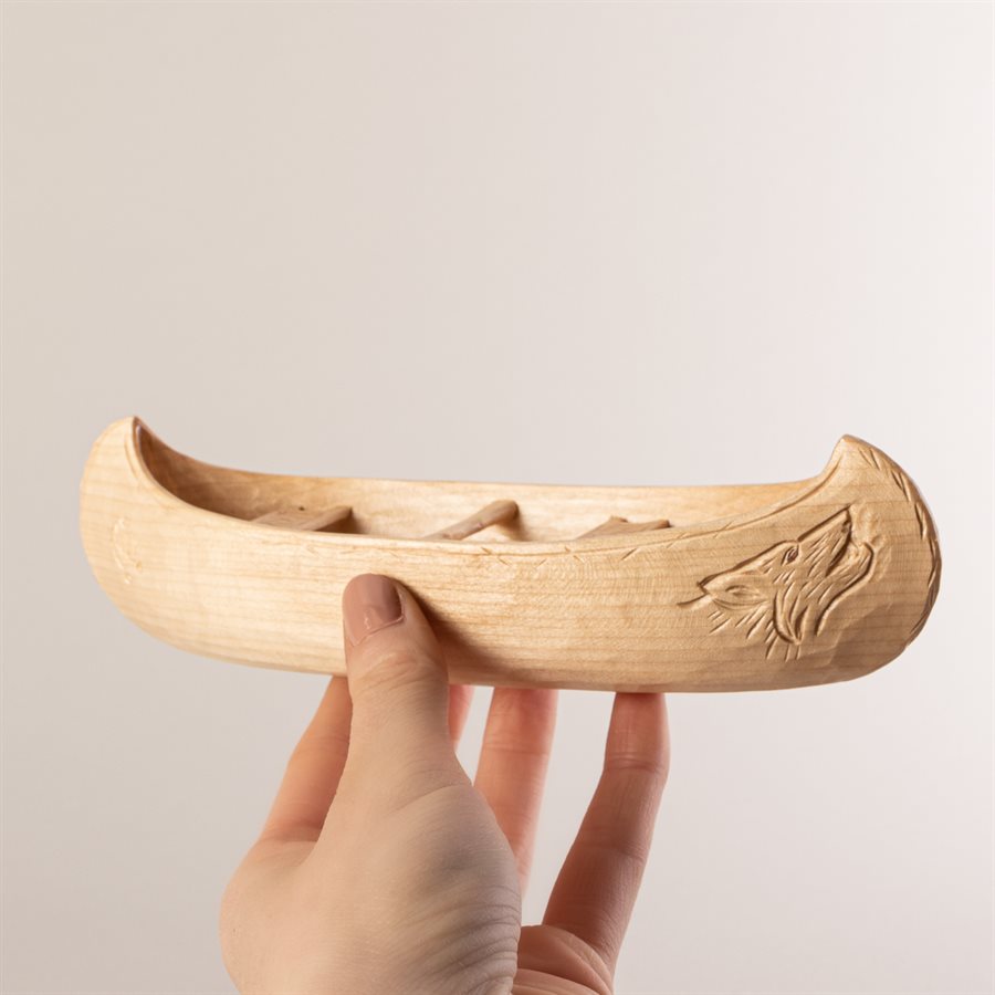 Canot miniature en bois sculpté, modèle loup Canot miniature en bois sculpté, modèle loup