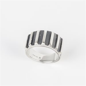 13 mm band with 7 brushed silver vertical lines – Size 12½ 