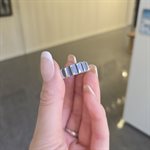 Jonc 8 mm avec 7 lignes verticales en argent brossé