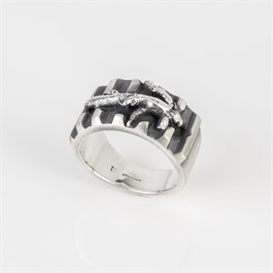 13 mm band with 7 vertical lines + branch ornament – Size 11½ 