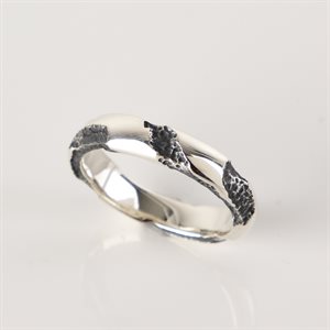 Rounded edge bangle with engraved areas