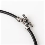 Pendentif rond en argent sur cordon de cuir effet griffe