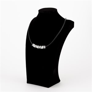 Pendentif allongé en argent gravé sur cordon de cuir