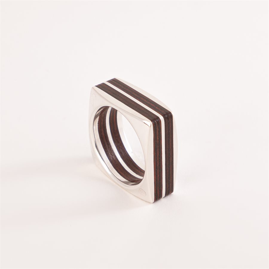 Bague en bois satiné rubané et en argent, modèle carré double, 2.5 mm, grandeur 11½ Bague en bois satiné rubané et en argent, modèle carré double, 2.5 mm, grandeur 11½