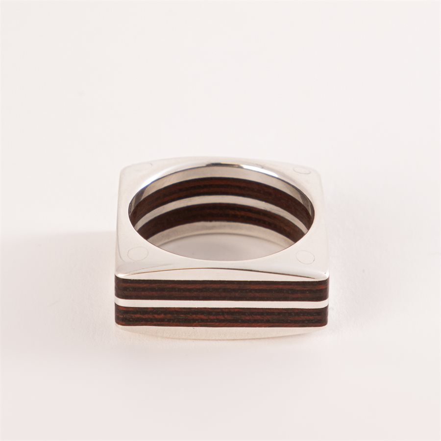 Bague en bois satiné rubané et en argent, modèle carré double, 2.5 mm, grandeur 11½ Bague en bois satiné rubané et en argent, modèle carré double, 2.5 mm, grandeur 11½