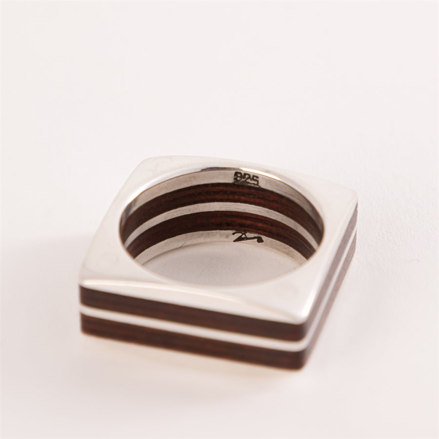 Bague en bois satiné rubané et en argent, modèle carré double, 2.5 mm, grandeur 11½ Bague en bois satiné rubané et en argent, modèle carré double, 2.5 mm, grandeur 11½