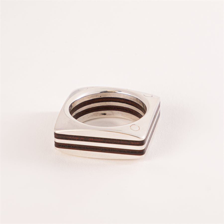 Bague en bois satiné rubané et en argent, modèle carré double, 1.5 mm, grandeur 9 Bague en bois satiné rubané et en argent, modèle carré double, 1.5 mm, grandeur 9