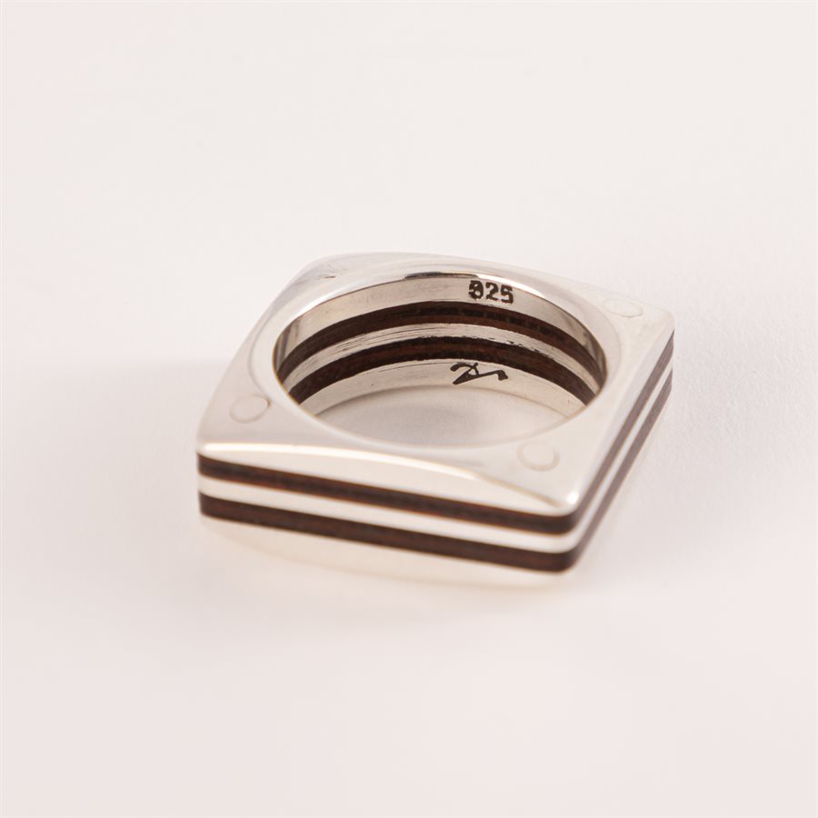Bague en bois satiné rubané et en argent, modèle carré double, 1.5 mm, grandeur 9 Bague en bois satiné rubané et en argent, modèle carré double, 1.5 mm, grandeur 9