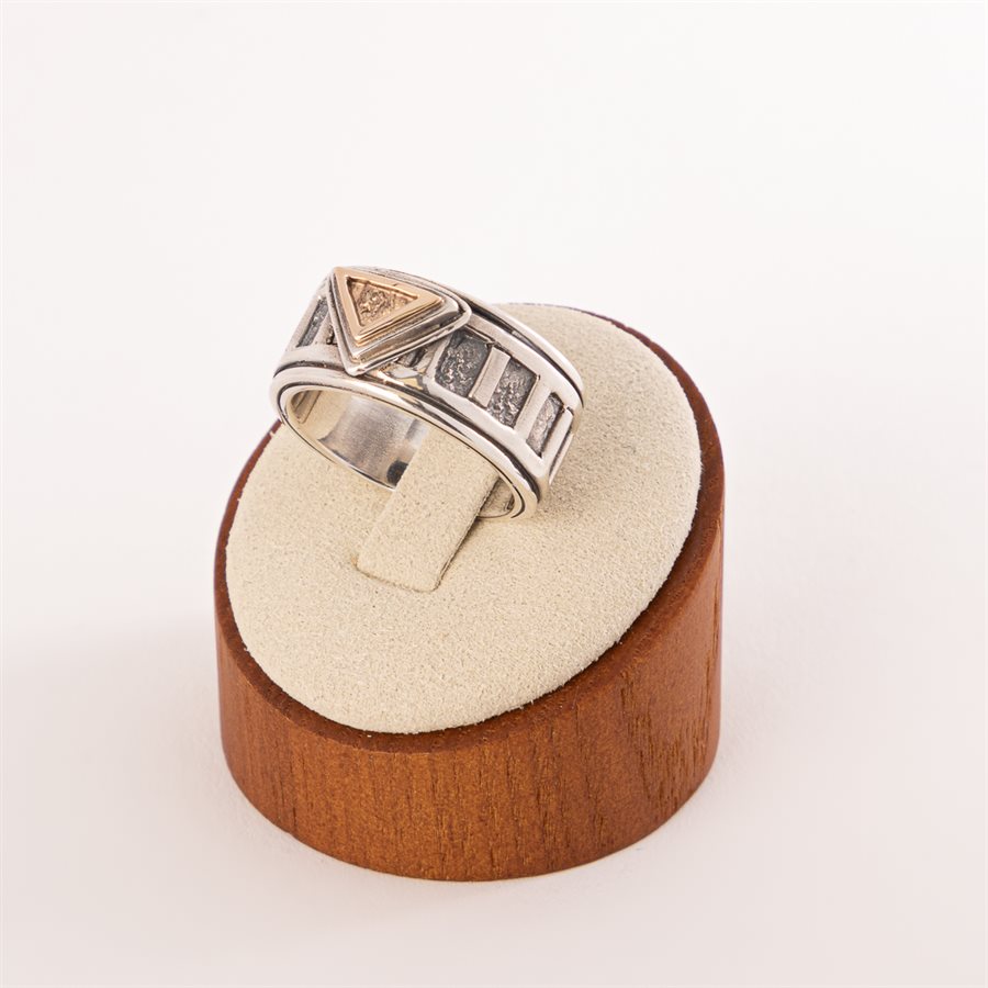 Bague en argent sterling avec pièce triangulaire en or 14k, grandeur 10½ Bague en argent sterling avec pièce triangulaire en or 14k, grandeur 10½