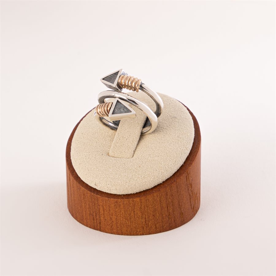 Bague de type ressort en argent sterling avec spirales en or 14k et flèches, grandeur 7½ Bague de type ressort en argent sterling avec spirales en or 14k et flèches, grandeur 7½