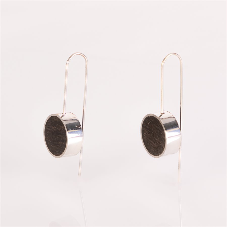 Boucle d'oreille ronde en argent et en bois, petit format Boucle d'oreille ronde en argent et en bois, petit format
