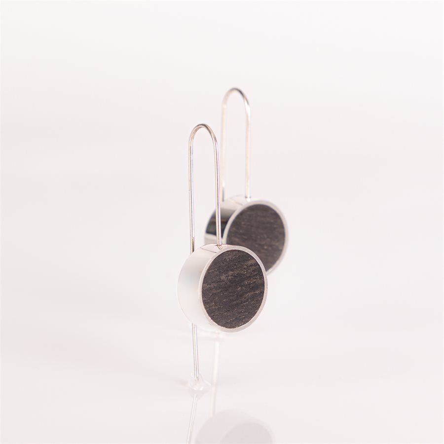 Boucle d'oreille ronde en argent et en bois, petit format Boucle d'oreille ronde en argent et en bois, petit format