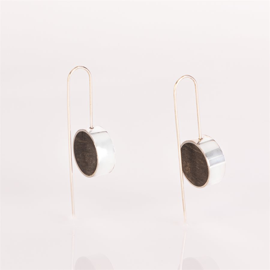 Boucle d'oreille ronde en argent et en bois, petit format Boucle d'oreille ronde en argent et en bois, petit format