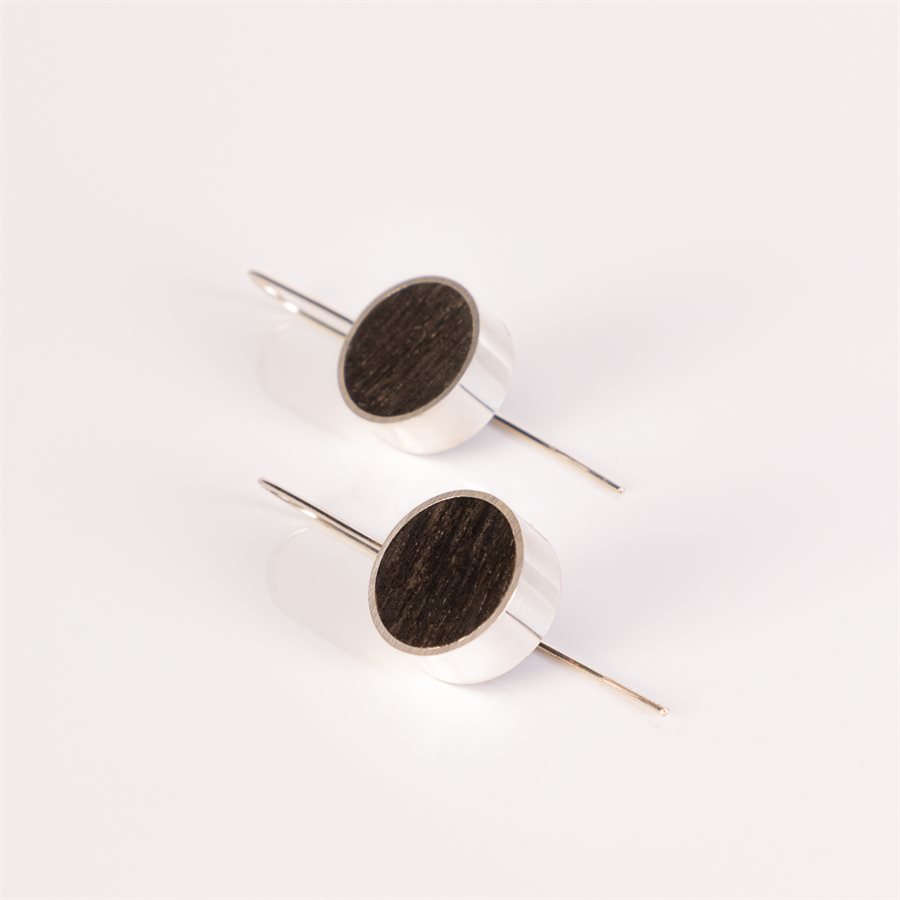 Boucle d'oreille ronde en argent et en bois, petit format Boucle d'oreille ronde en argent et en bois, petit format