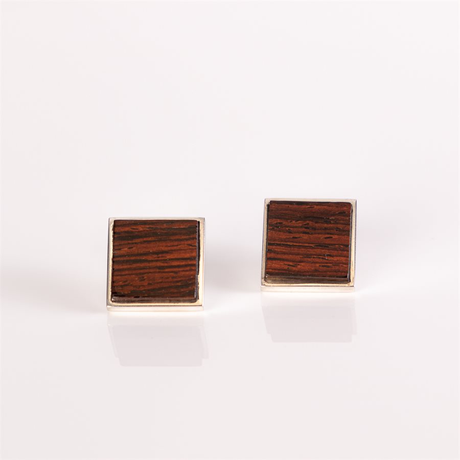 Boucle d'oreille clou en argent et bois de cocobolo, modèle carré Boucle d'oreille clou en argent et bois de cocobolo, modèle carré