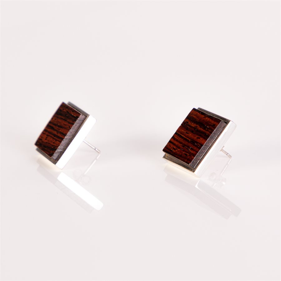 Boucle d'oreille clou en argent et bois de cocobolo, modèle carré Boucle d'oreille clou en argent et bois de cocobolo, modèle carré