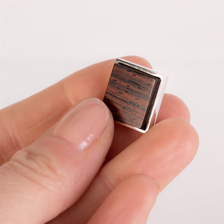 Boucle d'oreille clou en argent et bois de cocobolo, modèle carré Boucle d'oreille clou en argent et bois de cocobolo, modèle carré