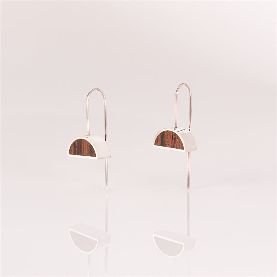 Boucle d'oreilles en argent et en bois de cocobolo, modèle demi-lune Boucle d'oreilles en argent et en bois de cocobolo, modèle demi-lune