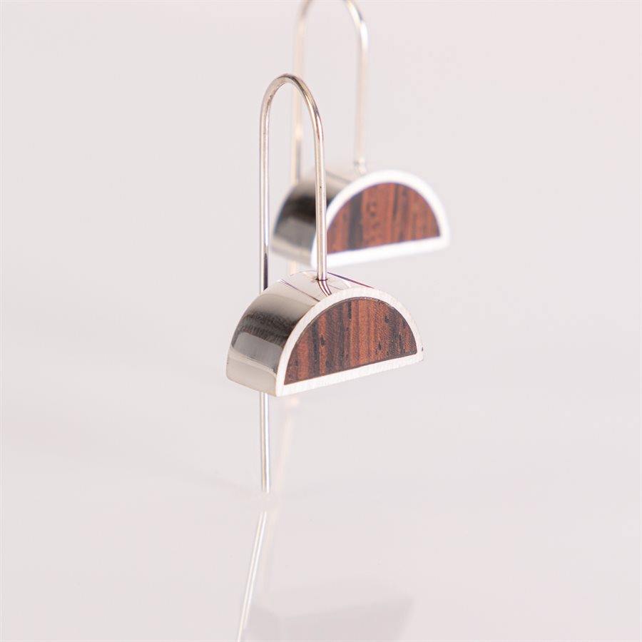 Boucle d'oreilles en argent et en bois de cocobolo, modèle demi-lune Boucle d'oreilles en argent et en bois de cocobolo, modèle demi-lune