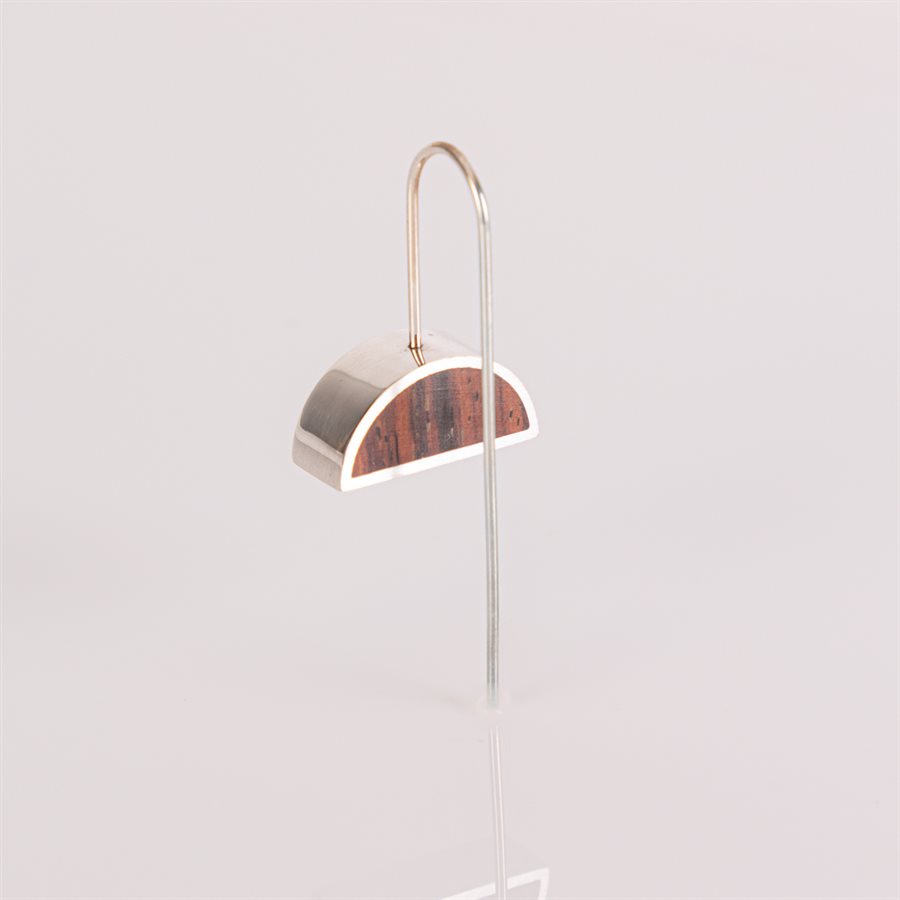 Boucle d'oreilles en argent et en bois de cocobolo, modèle demi-lune Boucle d'oreilles en argent et en bois de cocobolo, modèle demi-lune