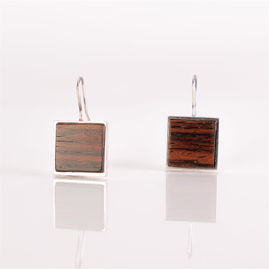 Boucle d'oreille en argent et en bois de cocobolo, modèle carré Boucle d'oreille en argent et en bois de cocobolo, modèle carré