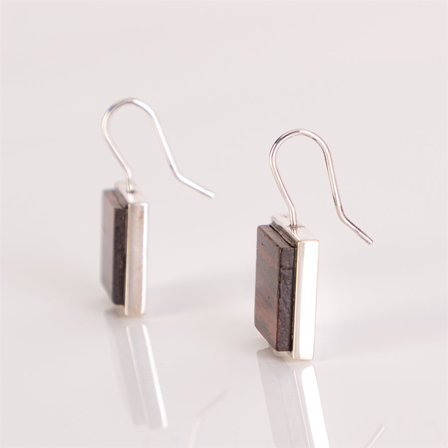 Boucle d'oreille en argent et en bois de cocobolo, modèle carré Boucle d'oreille en argent et en bois de cocobolo, modèle carré