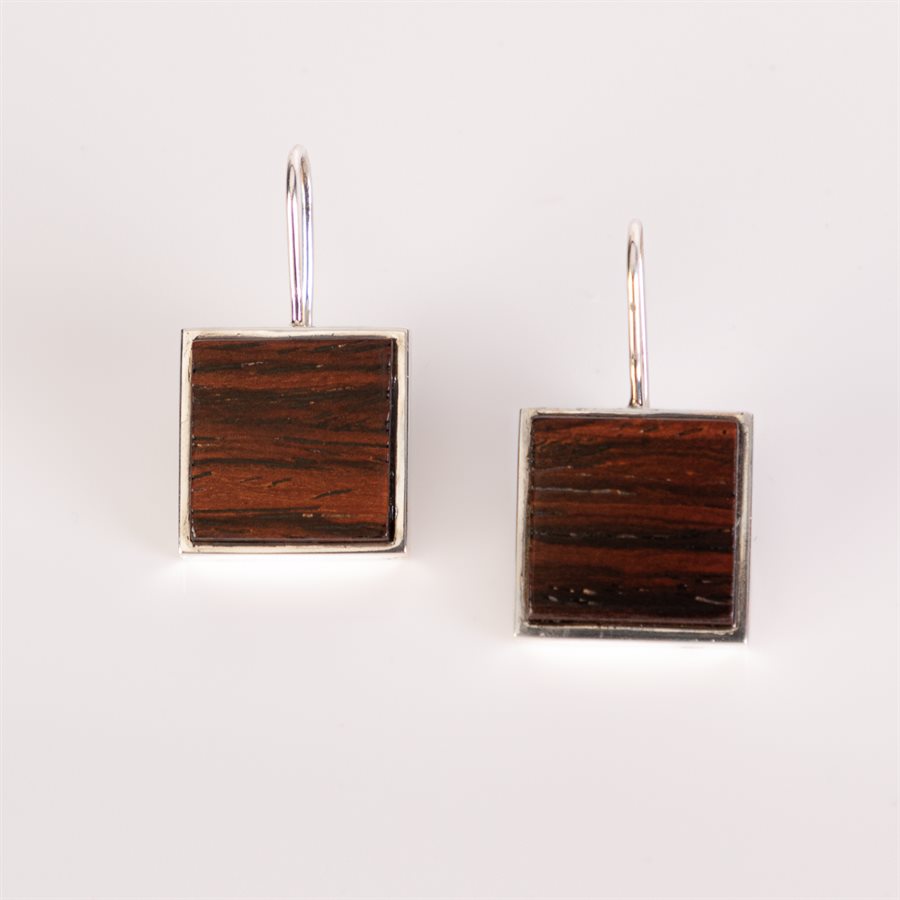 Boucle d'oreille en argent et en bois de cocobolo, modèle carré Boucle d'oreille en argent et en bois de cocobolo, modèle carré