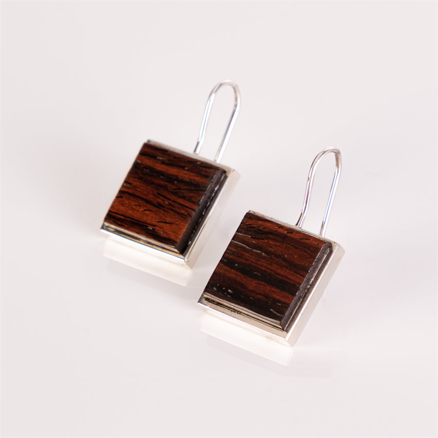 Boucle d'oreille en argent et en bois de cocobolo, modèle carré Boucle d'oreille en argent et en bois de cocobolo, modèle carré